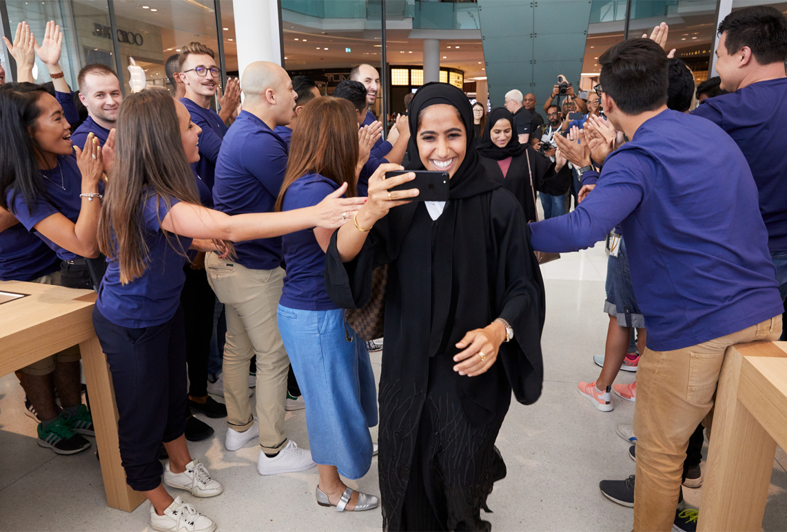두바이 오픈 직영점 사진과 영상 - Apple Dubai Mall 6 dubai mall open hifive