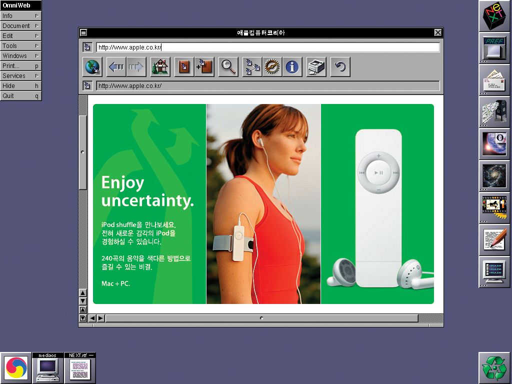 NEXTSTEP 운영체제에서 OmniWeb 브라우저가 열려 있으며, 화면에는 iPod Shuffle 광고와 사용자가 착용한 형태의 제품 이미지가 보인다.