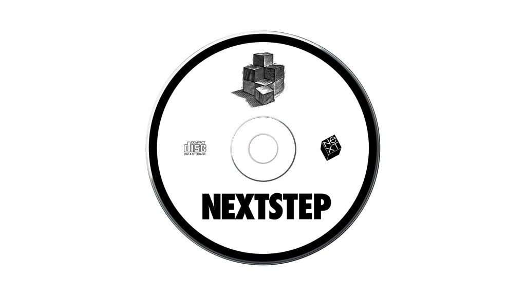 NEXTSTEP 운영체제가 인쇄된 컴팩트 디스크의 모습. 디스크 중앙에는 'NEXTSTEP'이라는 글자가 있고, 위에는 그래픽으로 표현된 큐브 형태의 객체가 있습니다.