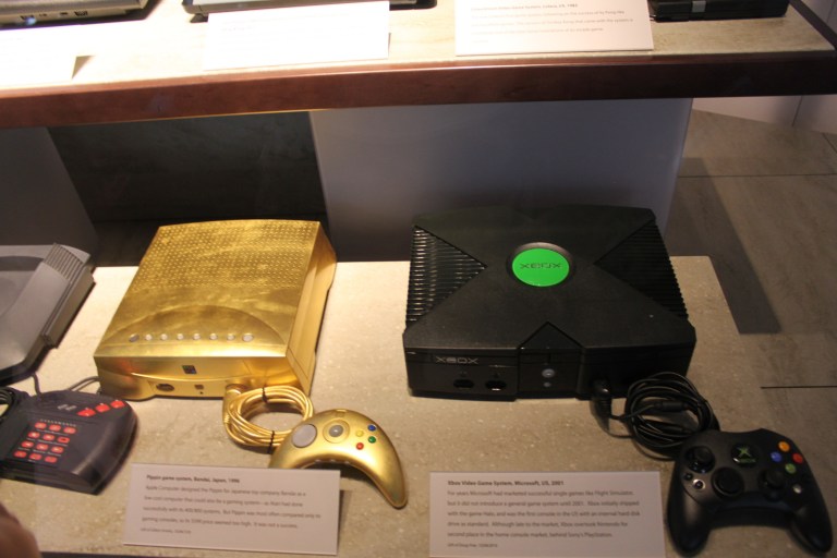 컴퓨터 역사박물관의 Apple Pippin과 Microsoft Xbox