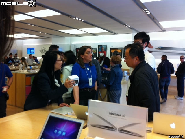 HTC_chairwoman_Cher_Wang_visits_Apple_Store_image_001 HTC chairwoman Cher Wang visits Apple Store image 001