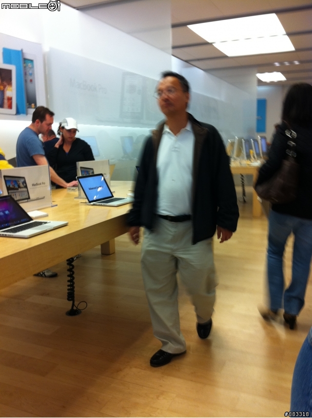 HTC_chairwoman_Cher_Wang_visits_Apple_Store_image_002 HTC chairwoman Cher Wang visits Apple Store image 002