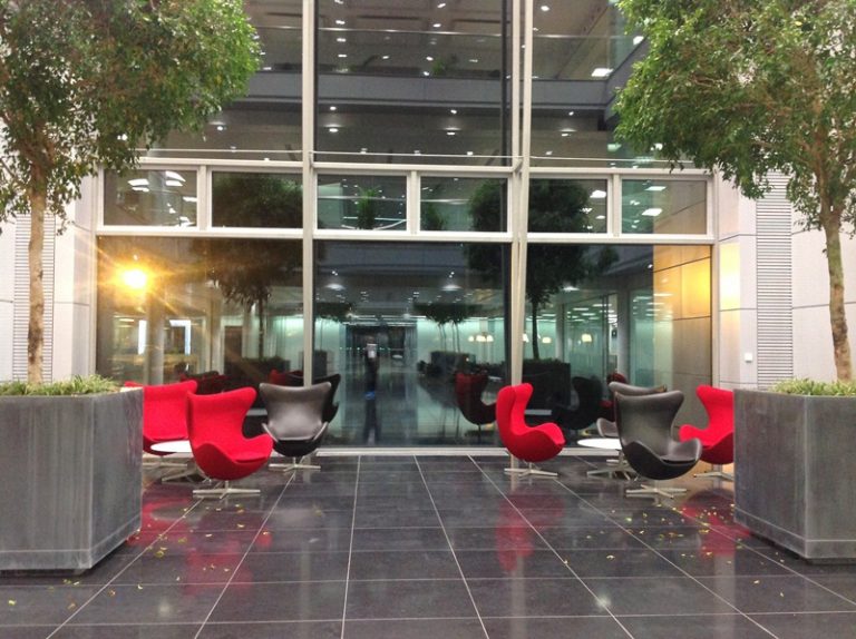 아일랜드 코크에 건설 된 Apple Hollyhill Campus의 사옥 사진