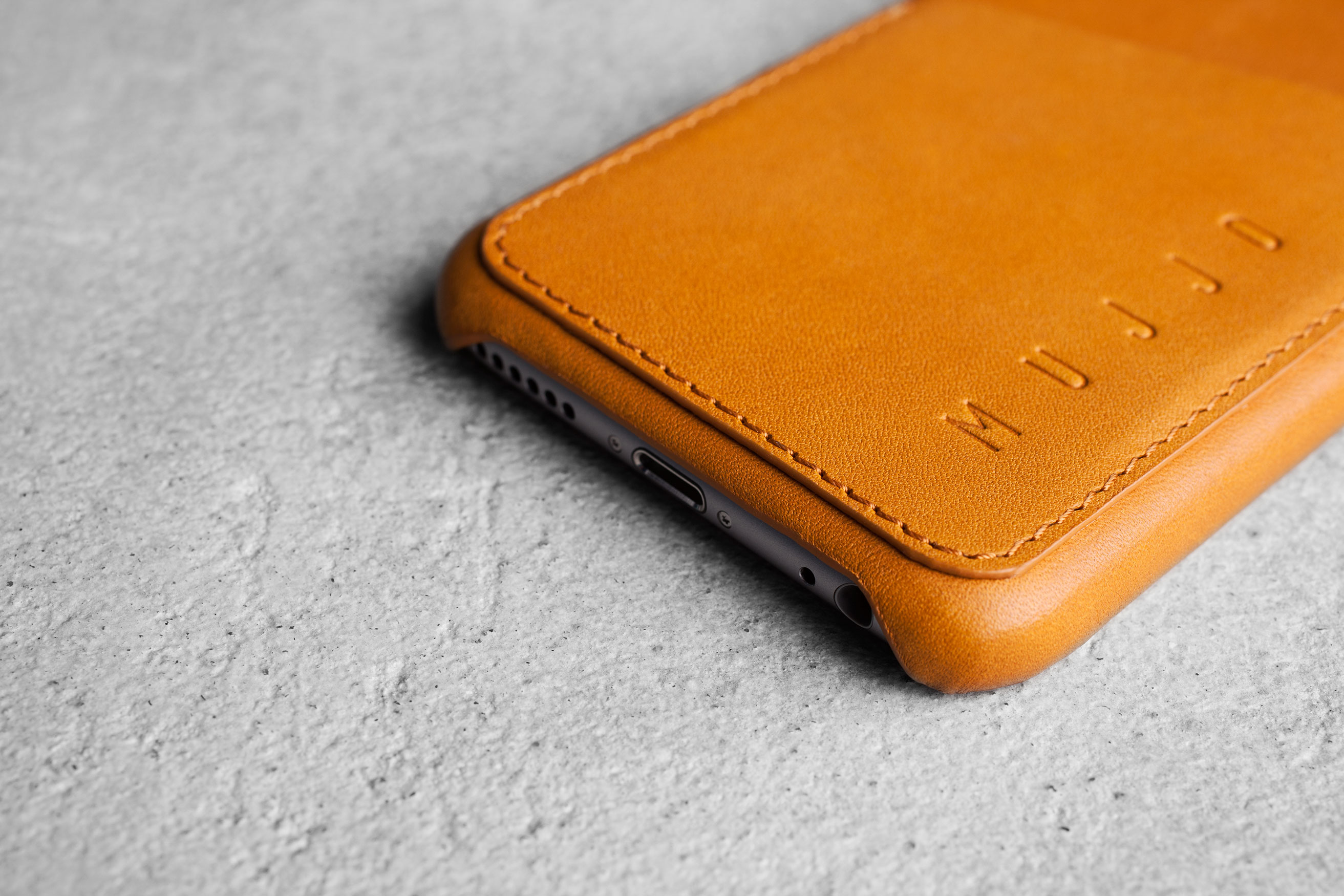 iPhone 6 가죽 케이스, MUJJO 20 Leather-Wallet-Case-for-iPhone-6-Tan-Lifestyle-509