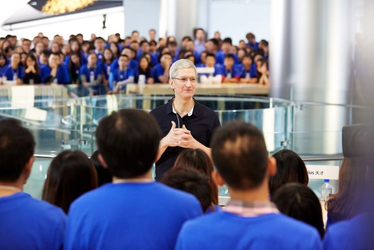 “팀 쿡 CEO와 함께 Apple 본사에서 점심 및 키노트 VIP 패스권 증정” 에 대한 경매가 최종 20 만 달러에 낙찰.