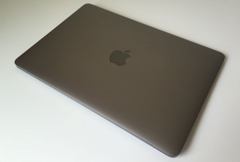 MacBook. 5월말부터 직영점에서 구입 가능.