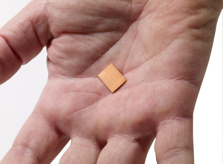 data news Intel Xeon processor D die inHand