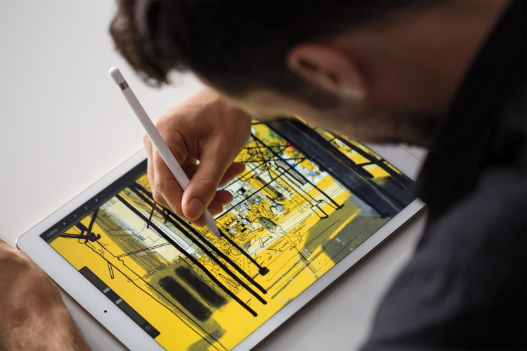 data applenews iPadPro Pencil Lifestyle1 PRINT