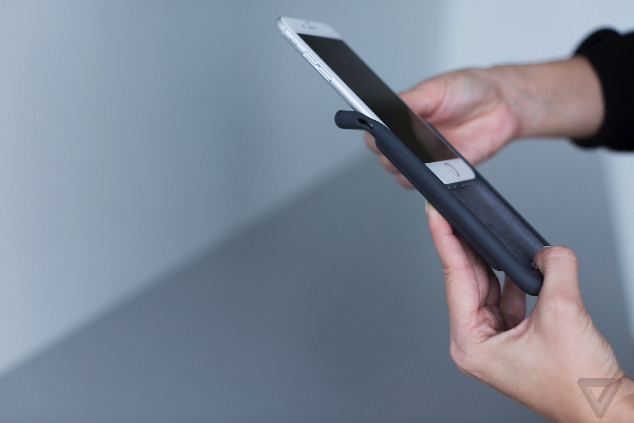 The Verge. iPhone 6/6s 배터리 케이스 핸즈 온 사진 영상. 2 data-news-verge_2015_12_07_14_48_52.0
