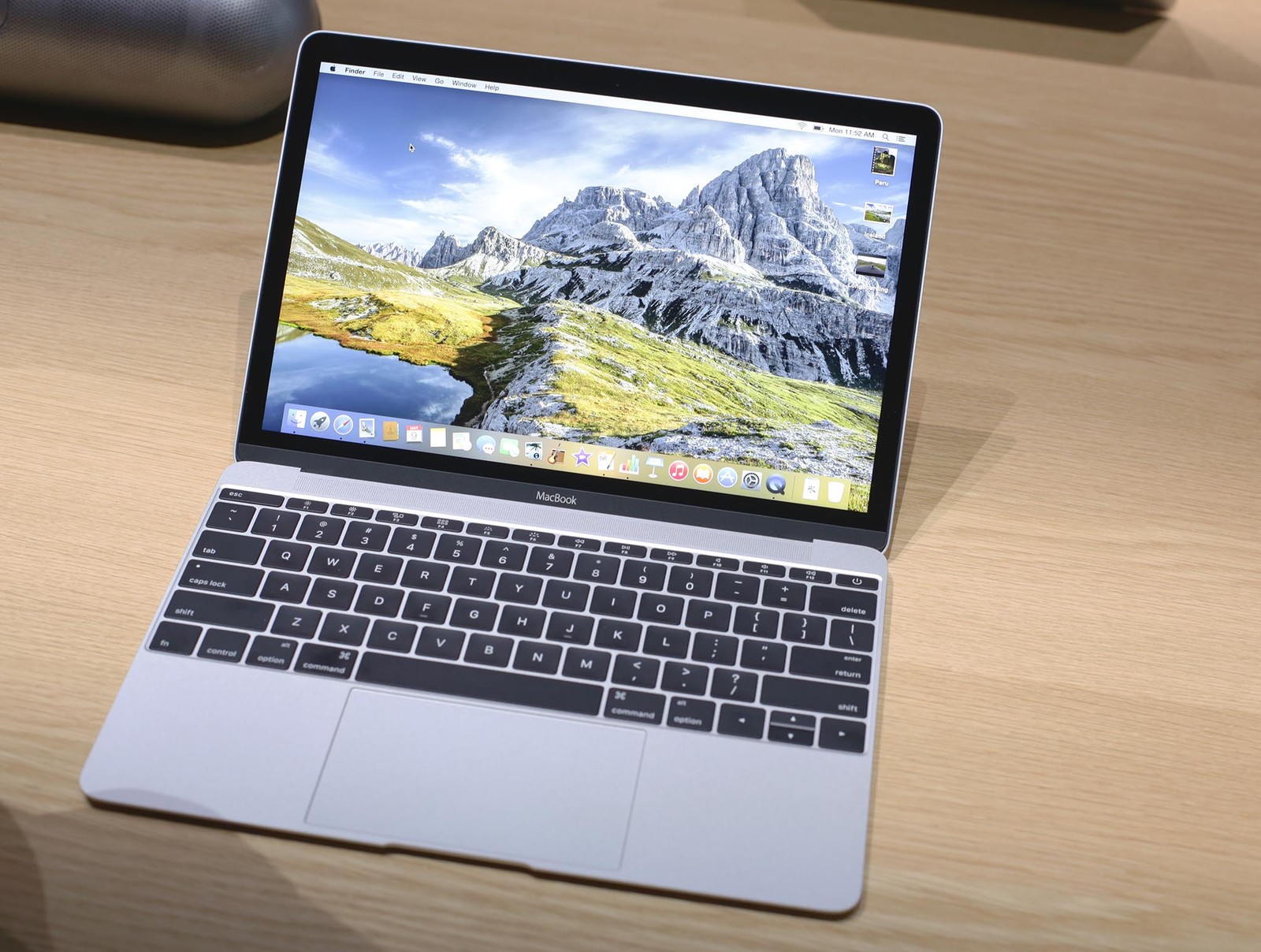 data-news-macbook_table_handson_hero