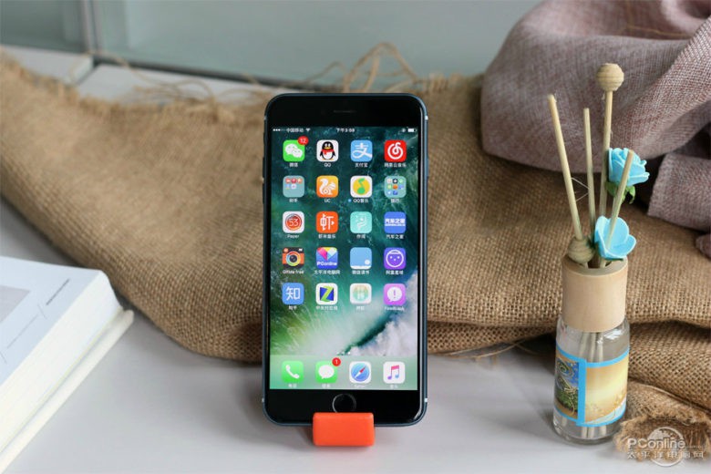 blue_iphone_7_plus_screen_turned_on_2_780x520