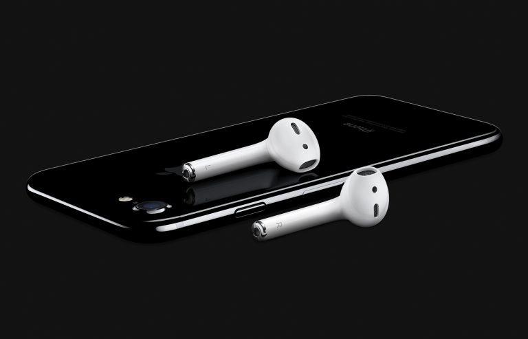 iPhone7 JetBlk 34BR AirPods Laydown OB PRINT