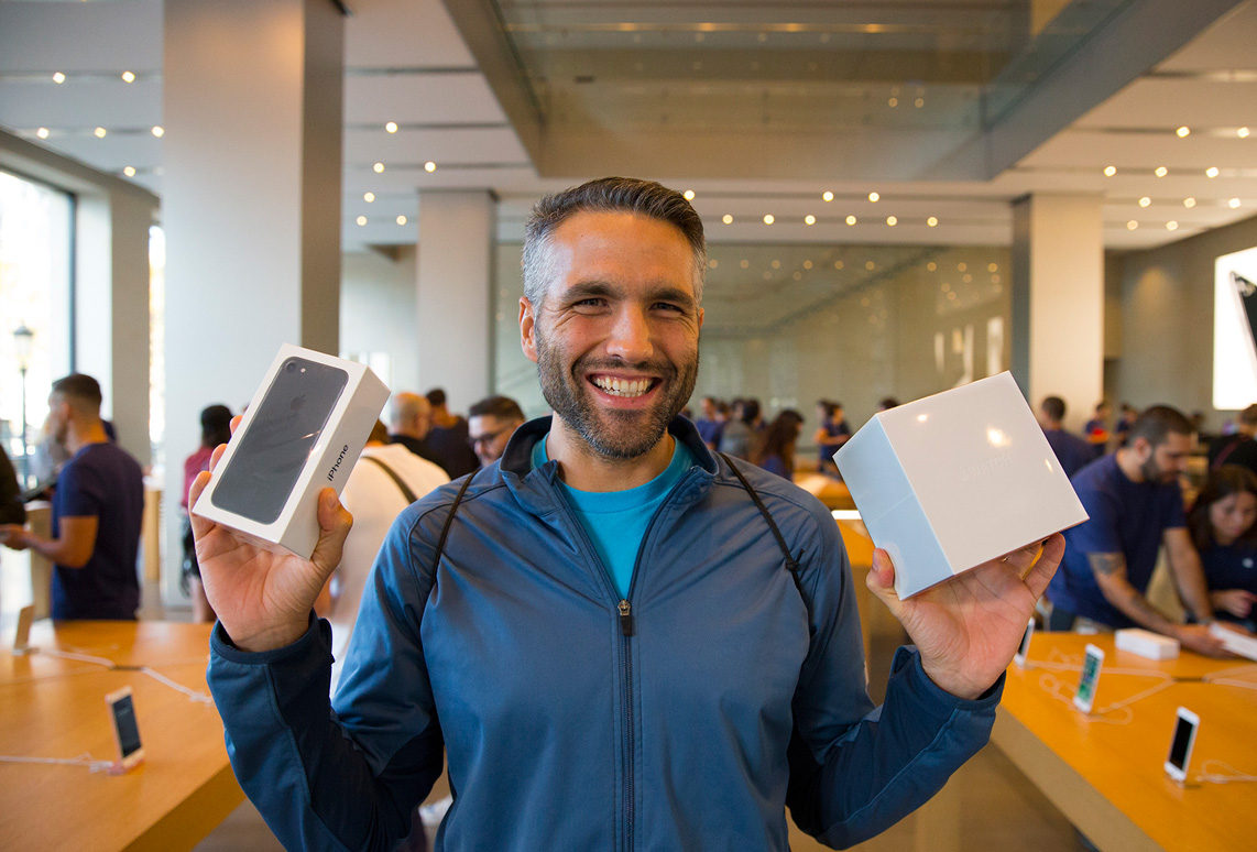iPhone 7, 1차 출시 국가 사진 8 iphone7-release-barcelona-2