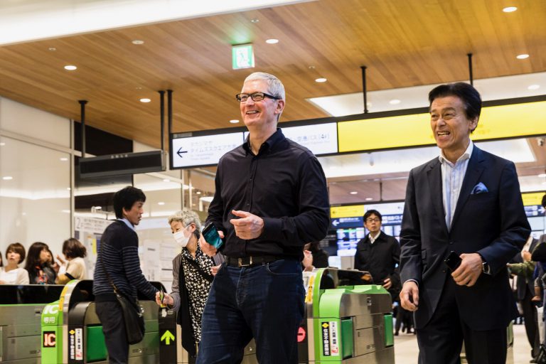 apple ceo tim cook japan jr yamanote line applepay