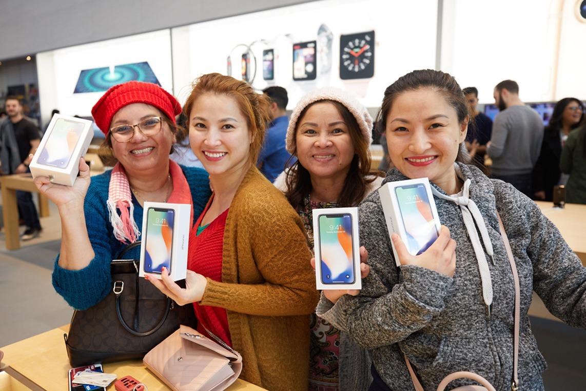 iPhone X Launch PaloAlto four women holding product 20171102