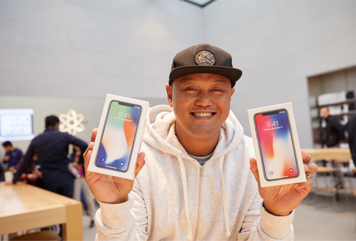iPhone X 애플 직영점 출시 사진 7 iPhone X Launch PaloAlto man holding two phones 20171102