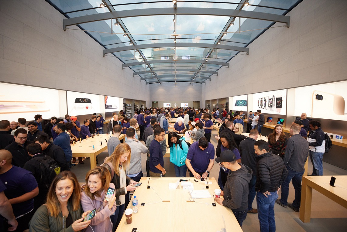 iPhone X 애플 직영점 출시 사진 5 iPhone X Launch PaloAlto store interior 20171102