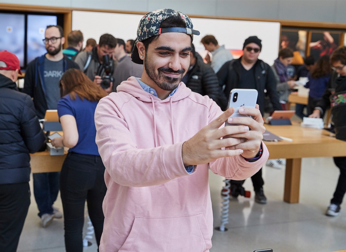 iPhone X 애플 직영점 출시 사진 10 iPhone X Launch UnionSquare SanFrancisco man taking selfie 20171102