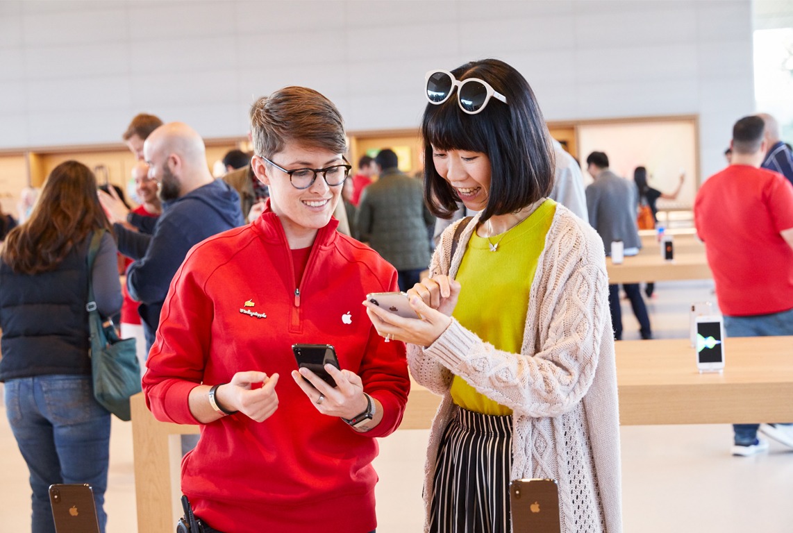 Apple Park Visitor Center 개관 8 ApplePark VisitorCenter employee customer iPhone 20171117