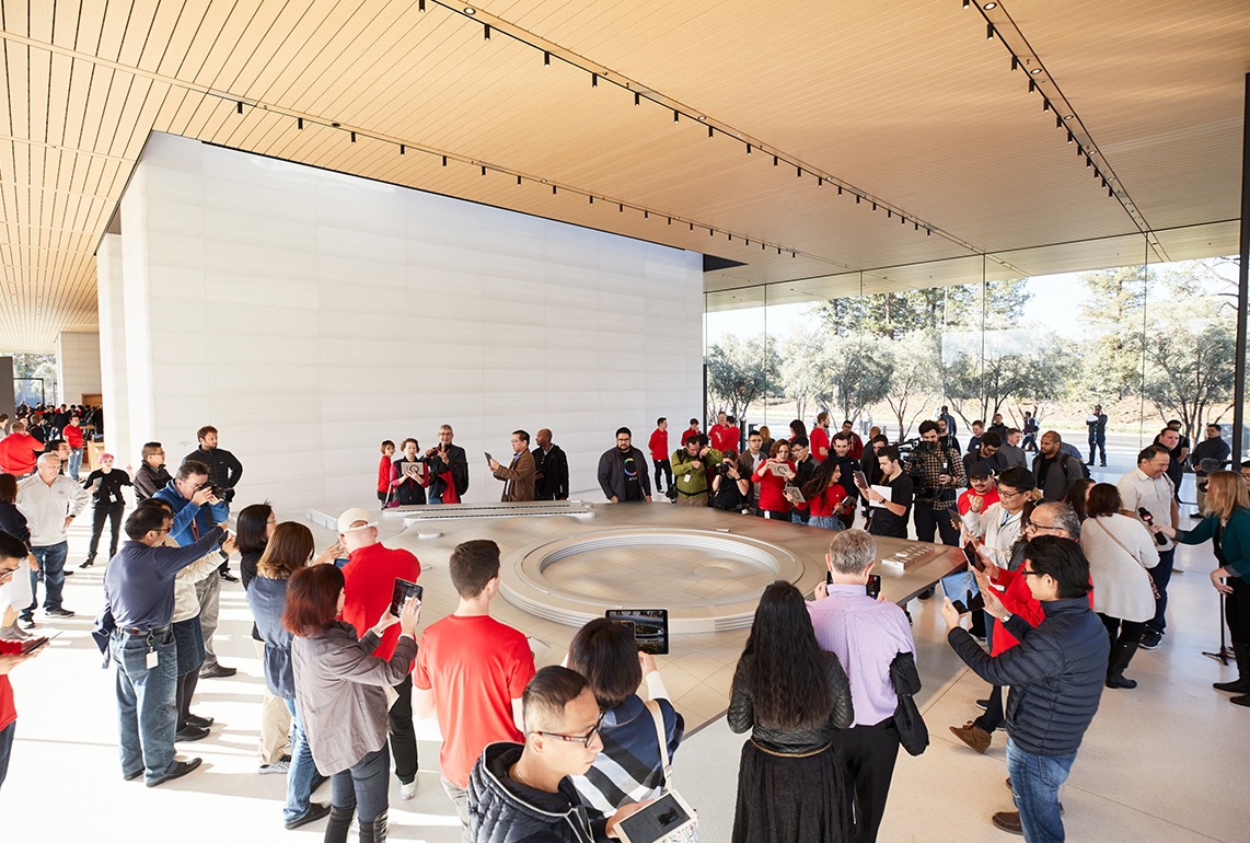 Apple Park Visitor Center 개관 5 ApplePark VisitorCenter opening AR crowd demo 20171117