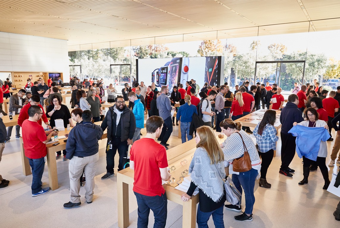 Apple Park Visitor Center 개관 3 ApplePark VisitorCenter opening crowd shopping 20171117