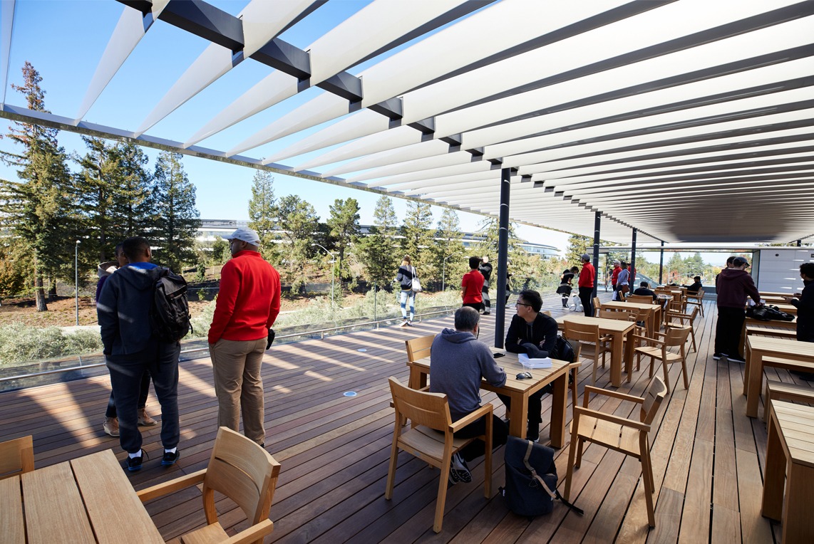 Apple Park Visitor Center 개관 6 ApplePark VisitorCenter opening patio deck 20171117