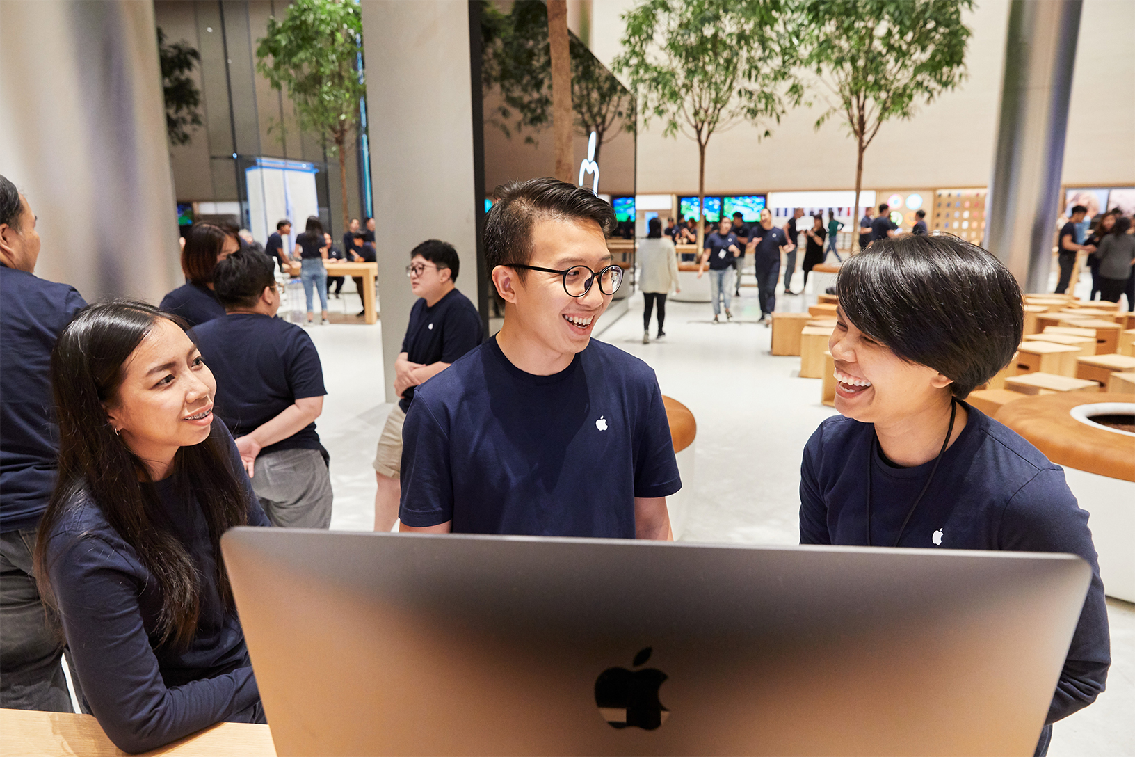 Apple Bangkok Store Opening team 11072018