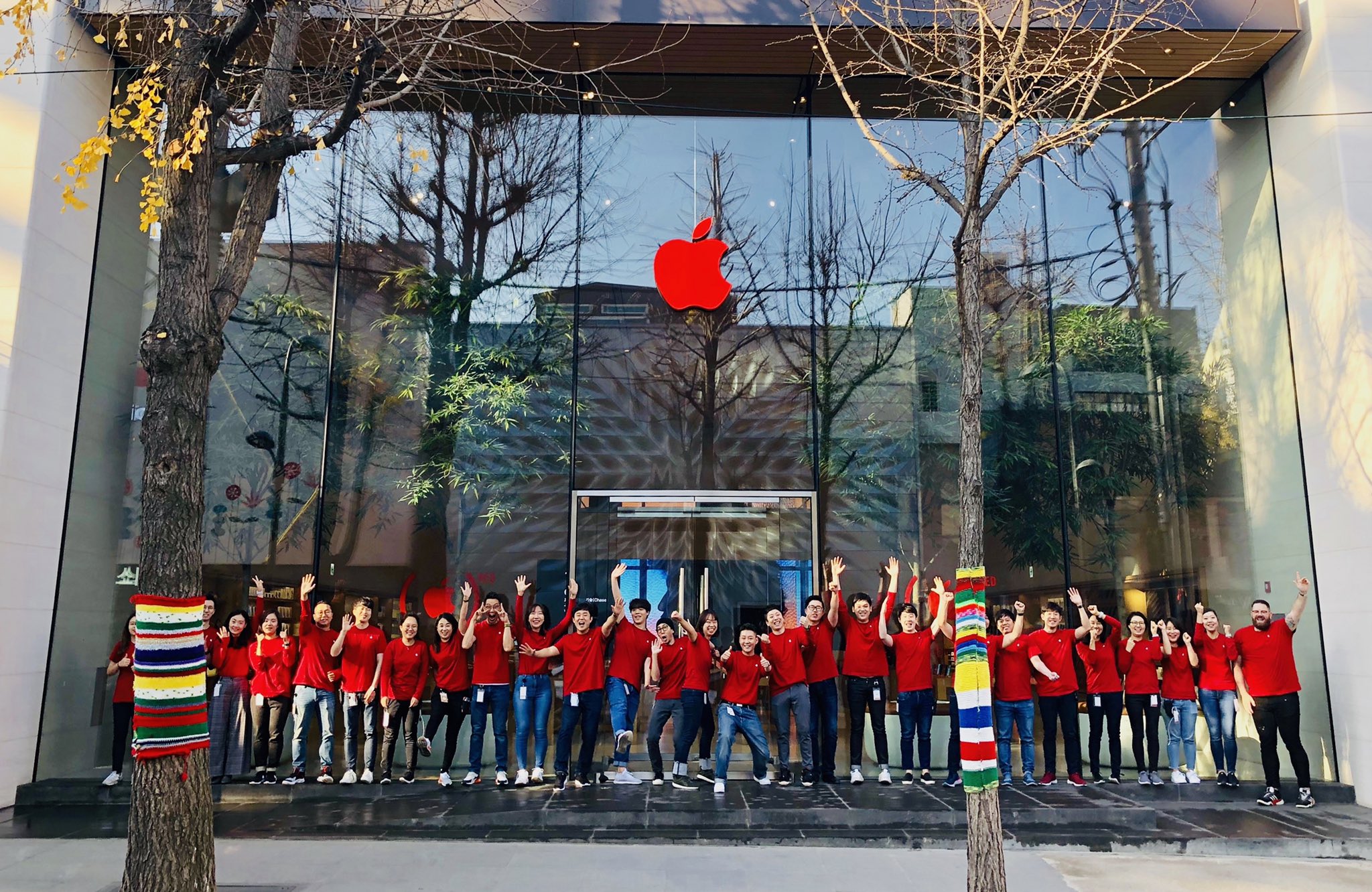 Apple. 12월 1일 세계 에이즈의 날을 맞이하여 로고 색상 변경 2 twitter tim cook apple store