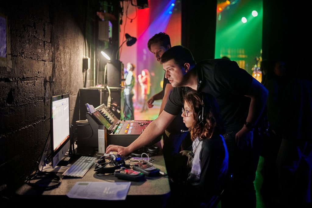 헌팅턴 비치 교사들, 내일의 뮤지션을 키우다 10 Apple Distingished Educators Huntington Beach backstage monitoring team 02252019