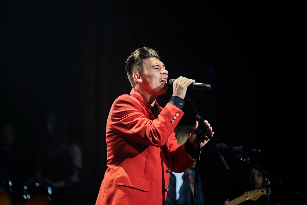 헌팅턴 비치 교사들, 내일의 뮤지션을 키우다 8 Apple Distingished Educators Huntington Beach singer on stage 02252019