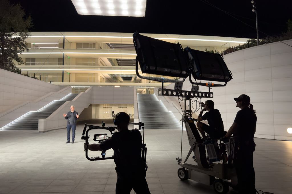 iPhone으로 촬영한 Apple '겁나게 빠르게' 키노트 이벤트의 비하인드 스토리 5 apple shot on iphone tim cook on set big.jpg.large 2x