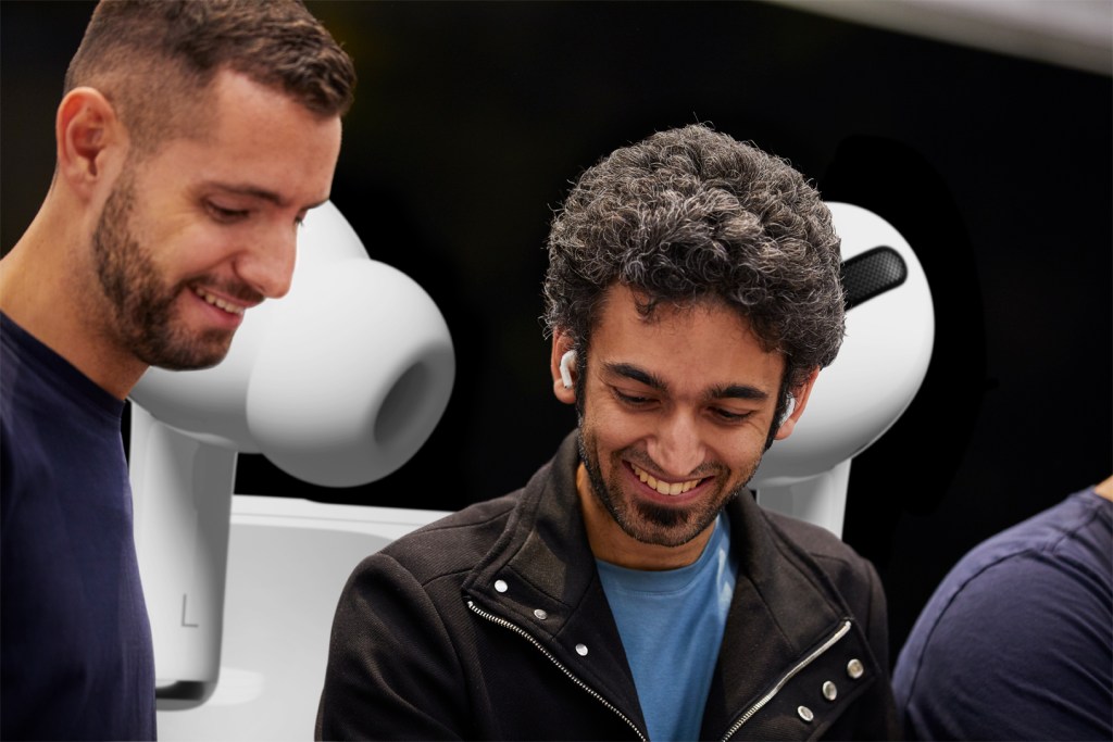 apple airpod pro launch milan guest with team member airpod pro in ear 10302019 big.jpg.large 2x