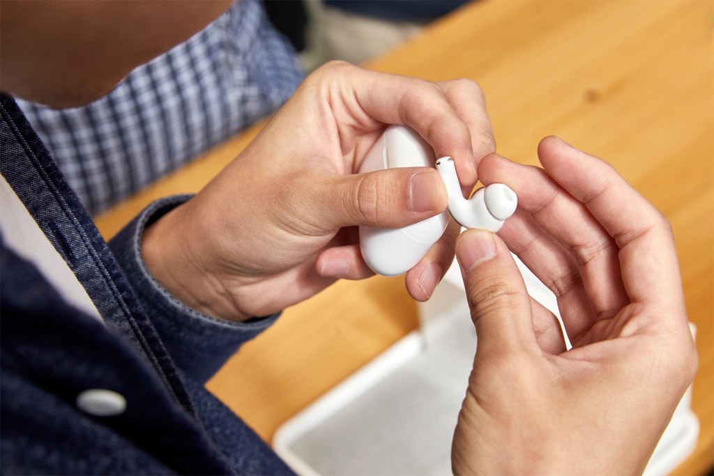 apple airpod pro launch shanghai guest with new airpod pro in hand 10302019 big.jpg.large 2x