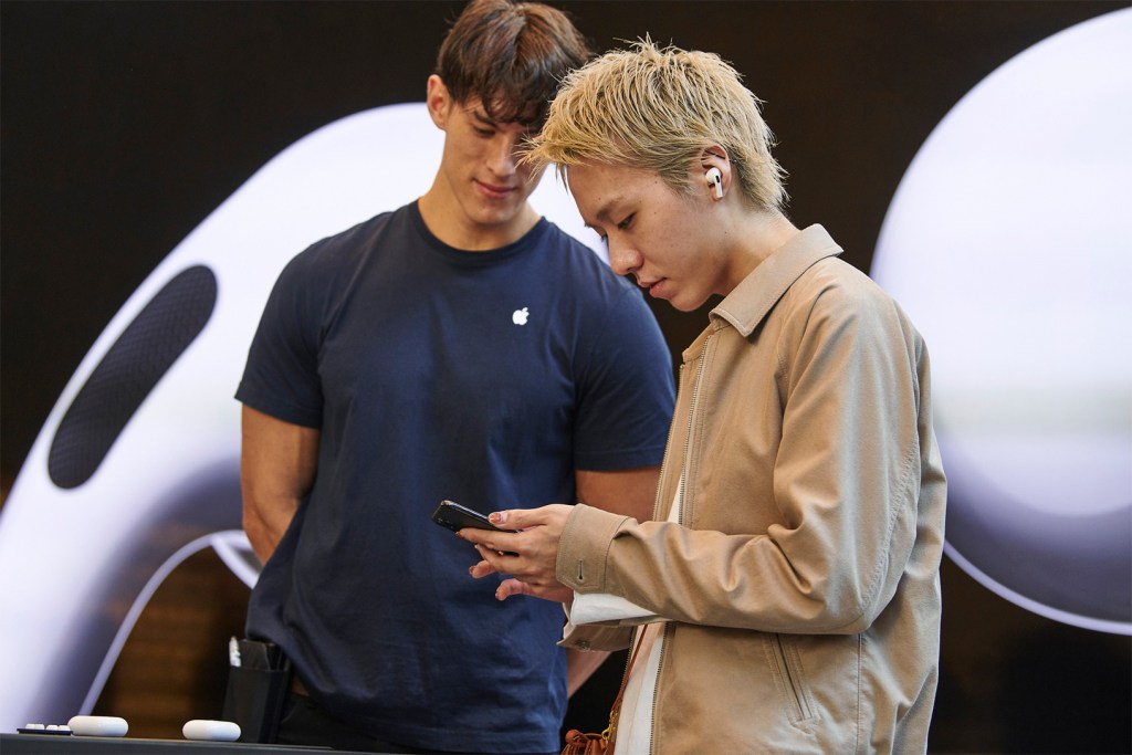 apple airpod pro launch tokyo 10302019 big.jpg.large 2x