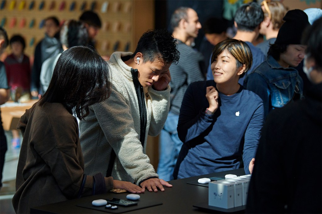 apple airpod pro launch tokyo guests with team member 10302019 big.jpg.large 2x
