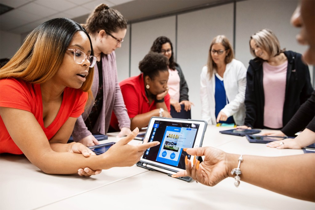Apple의 교사 코딩 아카데미에서 지역 커뮤니티가 창의성과 함께 하다. 2 apple teacher coding academies in houston work on app prototypes 08072019 big.jpg.large 2x