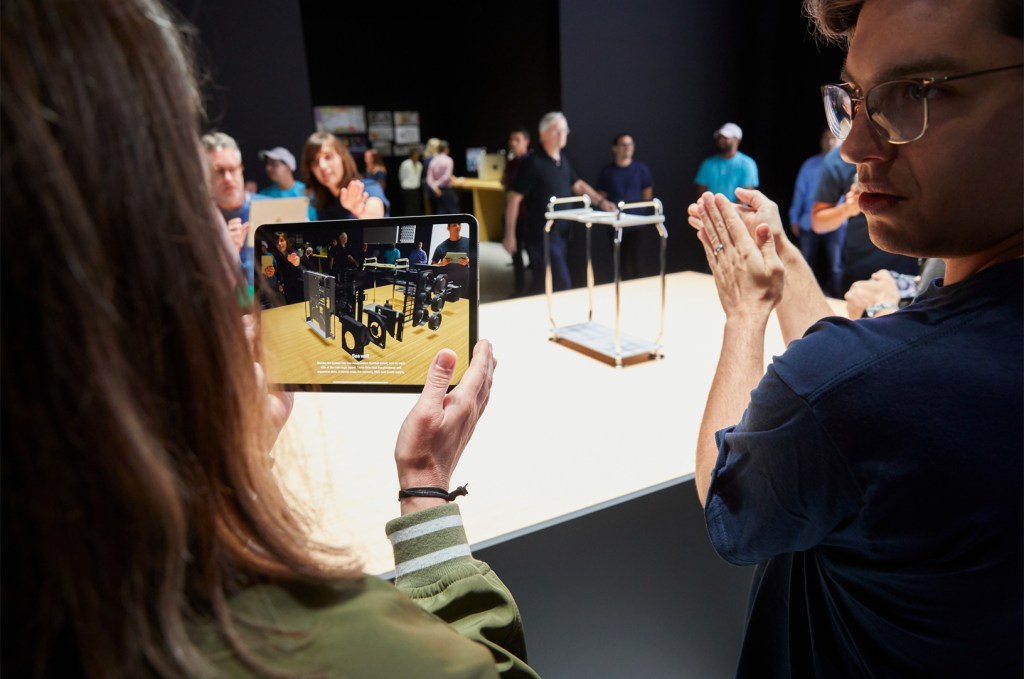 apple highlights from wwdc19 ar demo of mac pro internal 06032019 big.jpg.large 2x