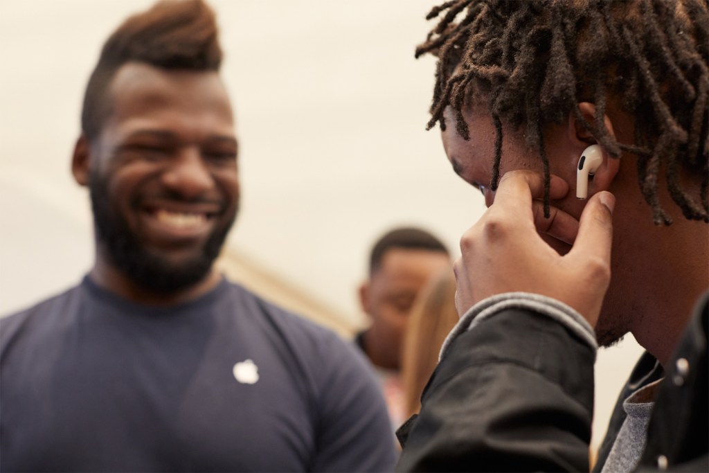 apple airpod pro launch london close up customer 10302019 big.jpg.large 2x