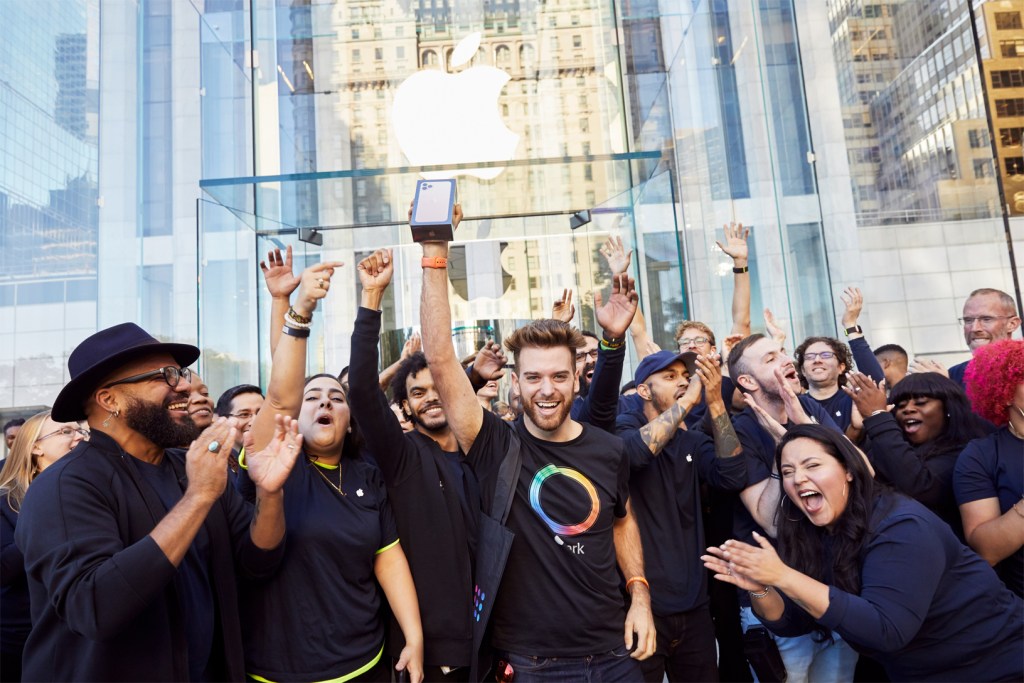 apple iphone 11 pro apple watch 5 availability ny team members welcomes first guests 092019 big.jpg.large 2x