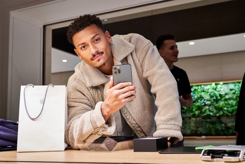 apple iphone 11 pro apple watch 5 availability paris customer iphone 11 pro max 092019 big.jpg.large 2x