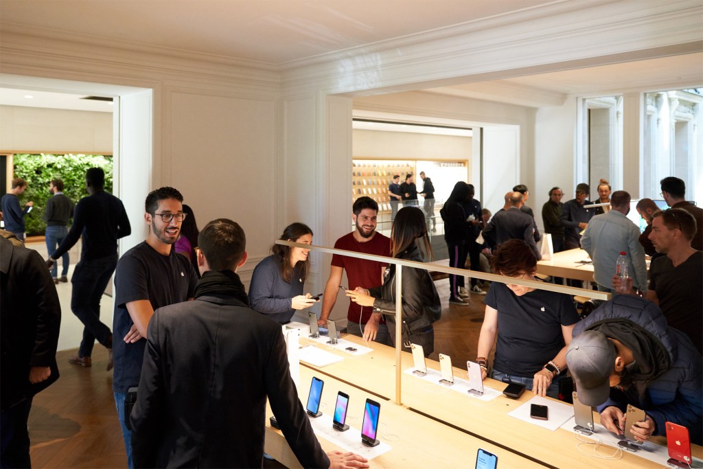 apple iphone 11 pro apple watch 5 availability paris customers inside champs elysses 092019 big.jpg.large 2x