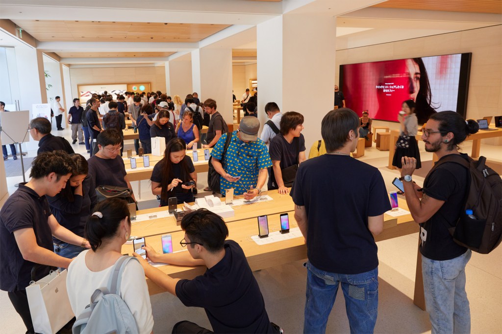 apple iphone 11 pro apple watch 5 availability tokyo store interior 092019 big.jpg.large 2x
