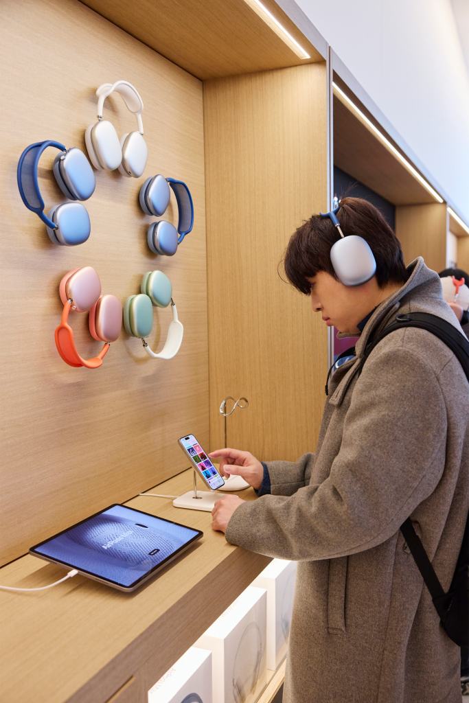 apple hongdae seoul opening day customer demo airpods max photogrid.jpg.xlarge 2x
