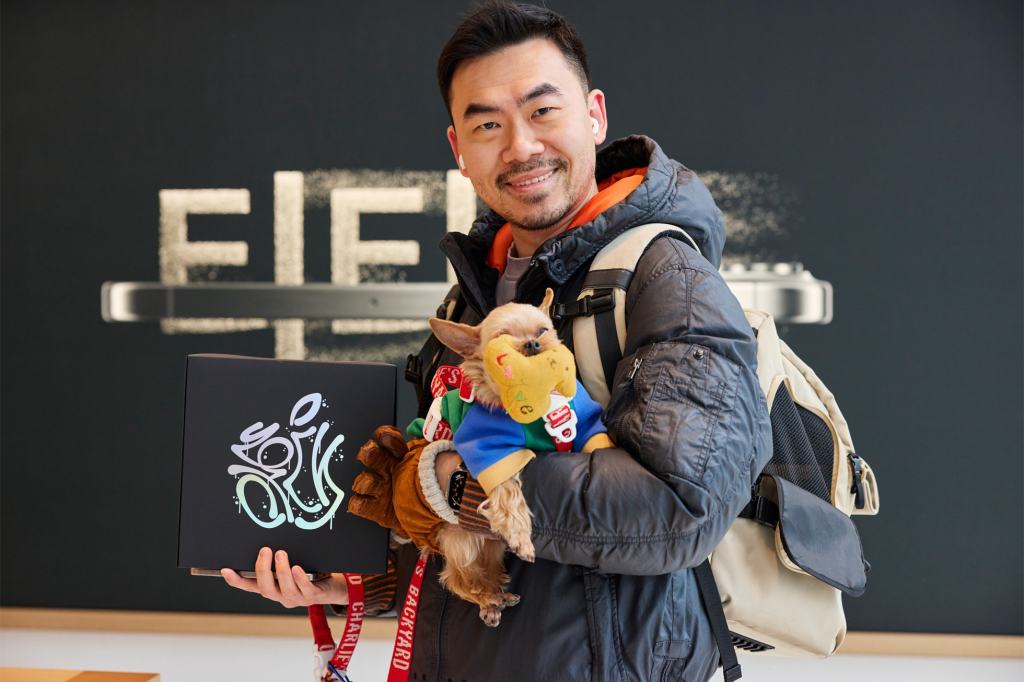 apple hongdae seoul opening day customer with swag big.jpg.large 2x