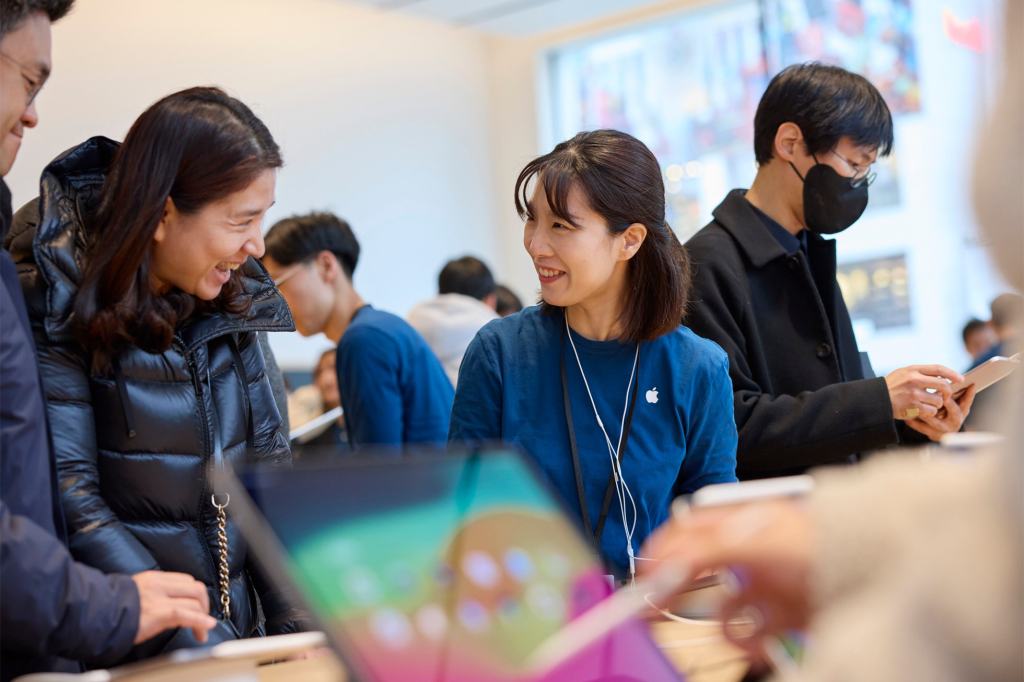 apple hongdae seoul opening day team member assisting customer big.jpg.large 2x