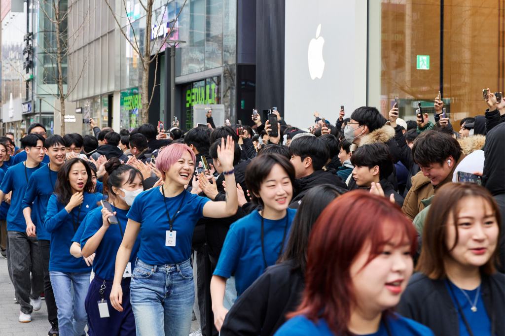 apple hongdae seoul opening day team members greet customers big.jpg.large 2x