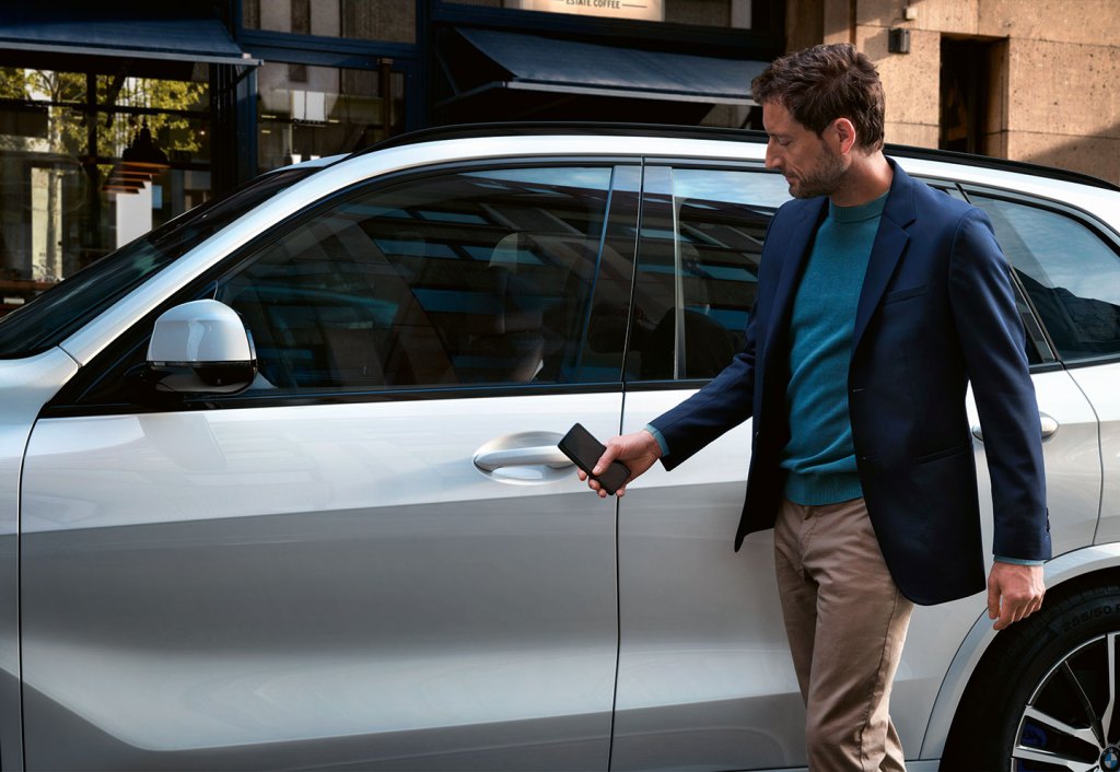 p90375888 highres bmw digital key 11 2