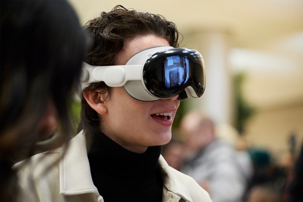 Apple Vision Pro 미국 애플 스토어 발매 사진 리포트 6 apple vision pro availability customer demo 02 big.jpg.large 2x