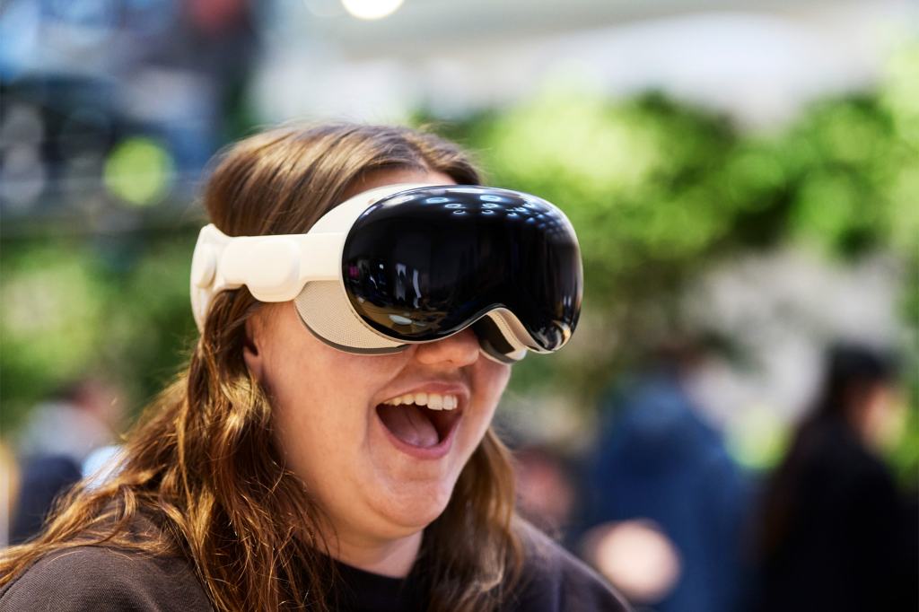 Apple Vision Pro 미국 애플 스토어 발매 사진 리포트 11 apple vision pro availability customer demo 04 big.jpg.large 2x