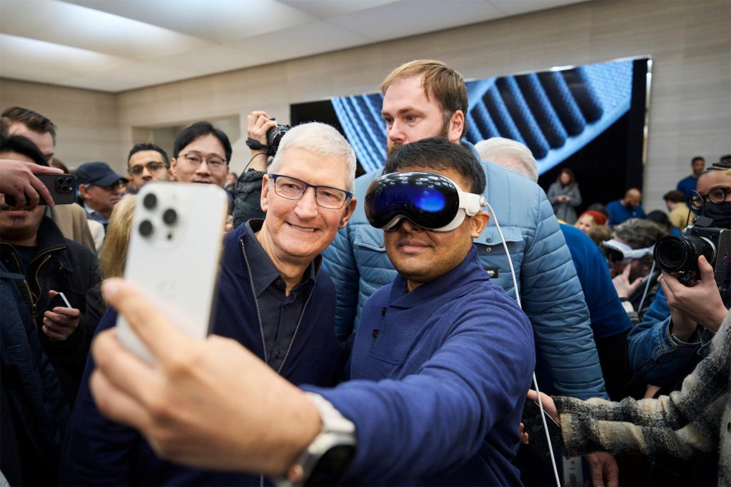 Apple Vision Pro 미국 애플 스토어 발매 사진 리포트 7 apple vision pro availability selfie with tim cook big.jpg.large 2x